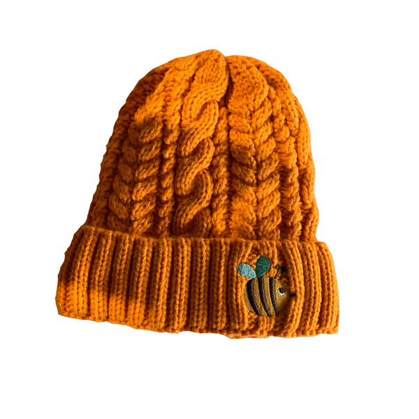 Kötött női sapka méhecske hímzéssel