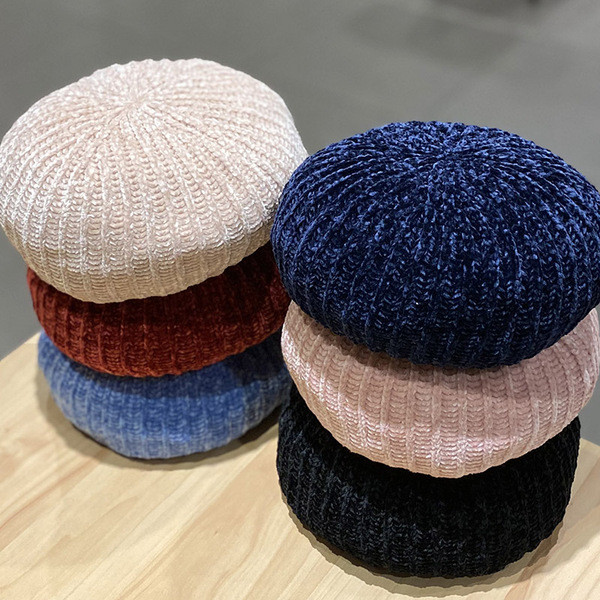 Kötött női beret típusú sapka