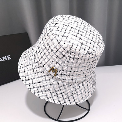 Női kockás sapka fém díszítéssel fehér és fekete színben