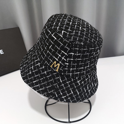 Női kockás sapka fém díszítéssel fehér és fekete színben