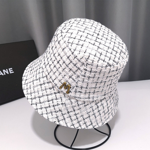 Női kockás sapka fém díszítéssel fehér és fekete színben