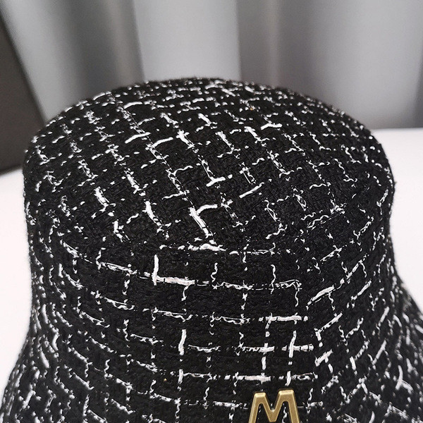 Női kockás sapka fém díszítéssel fehér és fekete színben