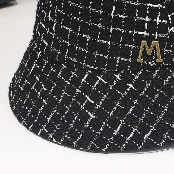 Női kockás sapka fém díszítéssel fehér és fekete színben