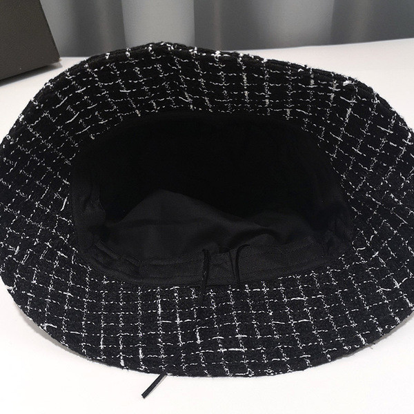 Női kockás sapka fém díszítéssel fehér és fekete színben