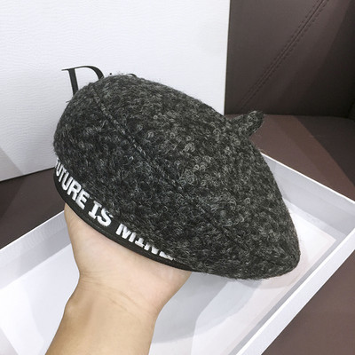 Téli női barett típusú sapka felirattal