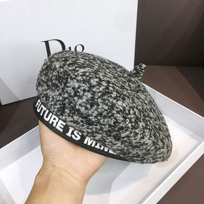 Téli női barett típusú sapka felirattal