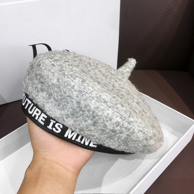 Téli női barett típusú sapka felirattal