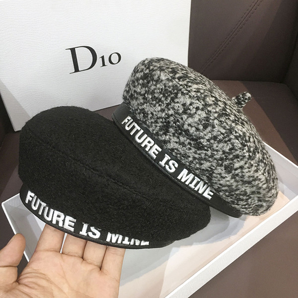 Téli női barett típusú sapka felirattal