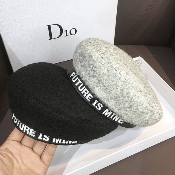 Téli női barett típusú sapka felirattal