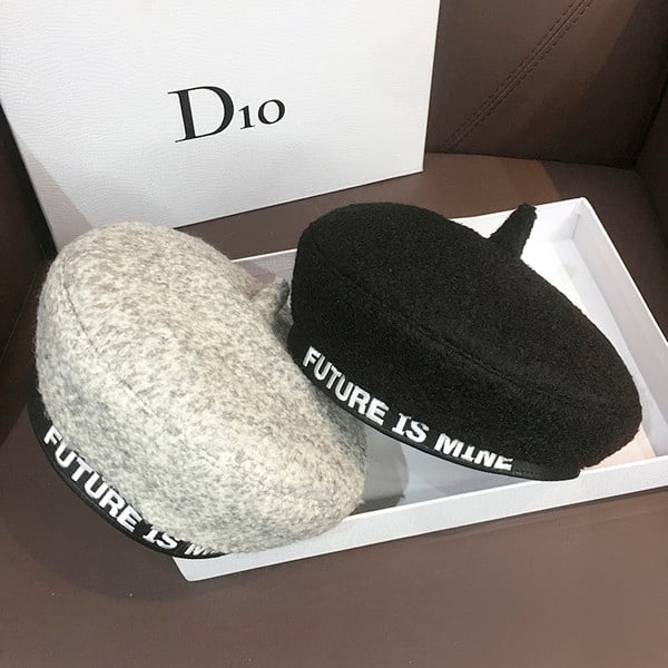 Téli női barett típusú sapka felirattal