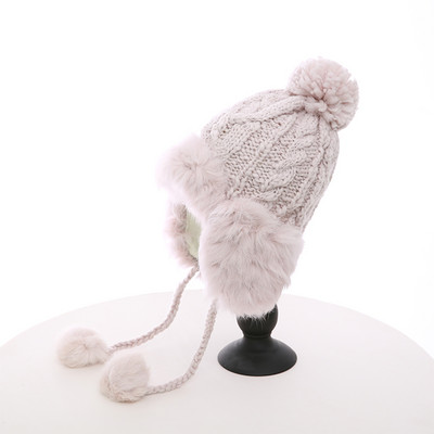 Új modell téli női sapka tollal és pomponnal