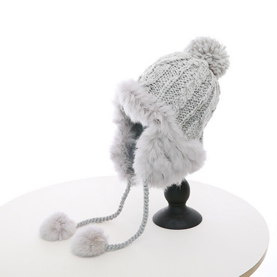 Új modell téli női sapka tollal és pomponnal