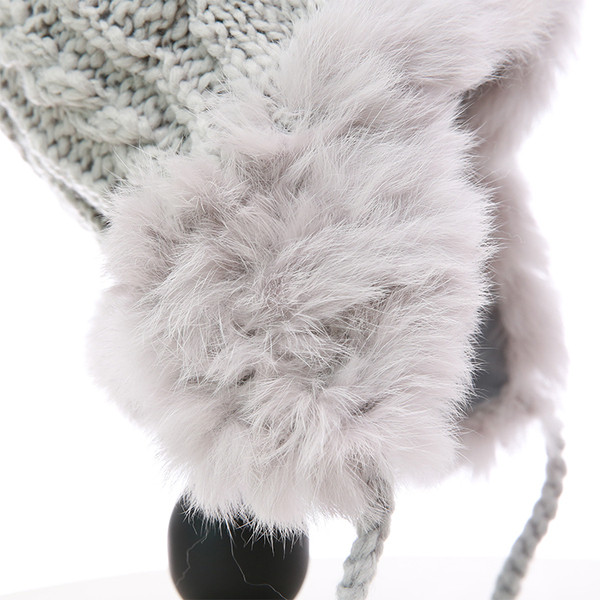 Új modell téli női sapka tollal és pomponnal