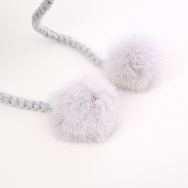 Új modell téli női sapka tollal és pomponnal