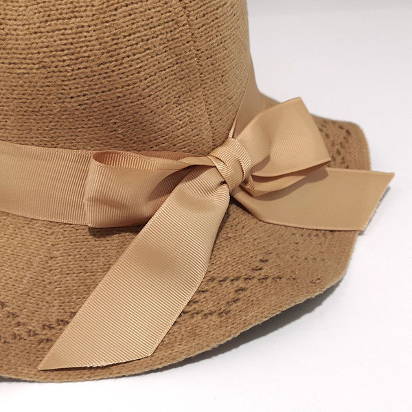 Kötött alkalmi női sapka szalaggal