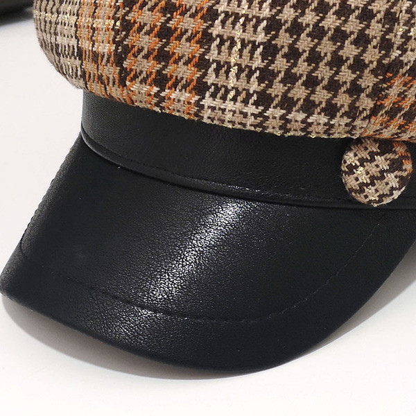 Γυναικείο casual καπέλο με δερμάτινο γείσο σε δύο χρώματα