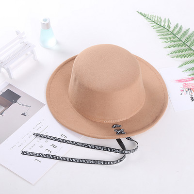 Női téli sapka széles karimájú nyakkendővel