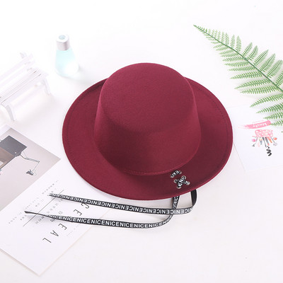 Női téli sapka széles karimájú nyakkendővel