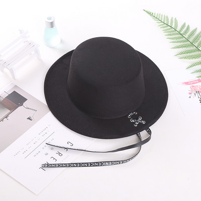 Női téli sapka széles karimájú nyakkendővel