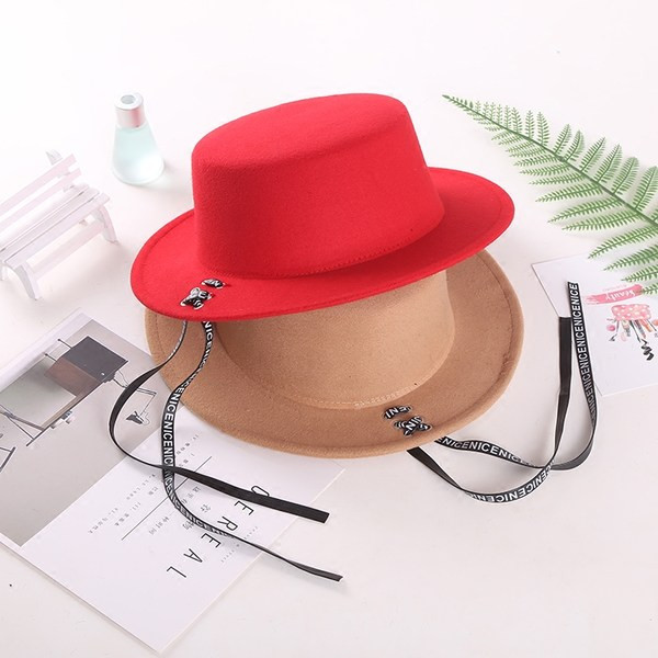 Női téli sapka széles karimájú nyakkendővel