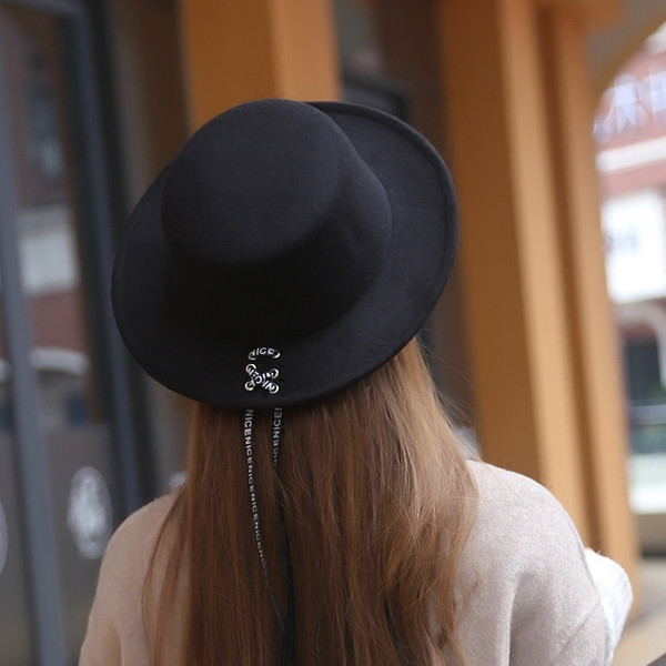 Női téli sapka széles karimájú nyakkendővel