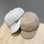 Modern női bársony sapka fém felirattal és napellenzővel