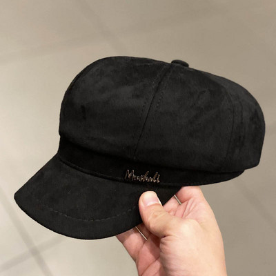 Modern női bársony sapka fém felirattal és napellenzővel