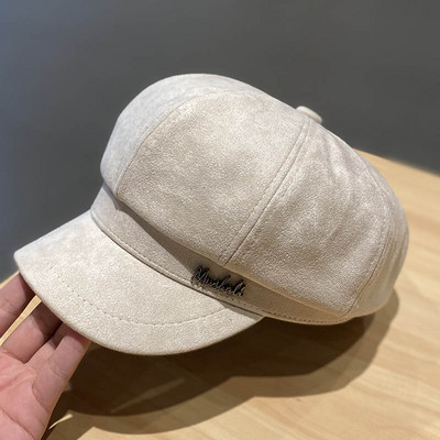 Modern női bársony sapka fém felirattal és napellenzővel