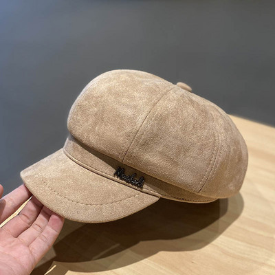 Modern női bársony sapka fém felirattal és napellenzővel