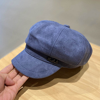 Modern női bársony sapka fém felirattal és napellenzővel