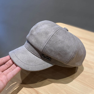 Modern női bársony sapka fém felirattal és napellenzővel