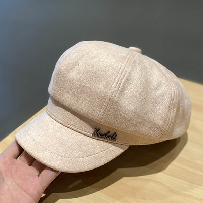 Modern női bársony sapka fém felirattal és napellenzővel