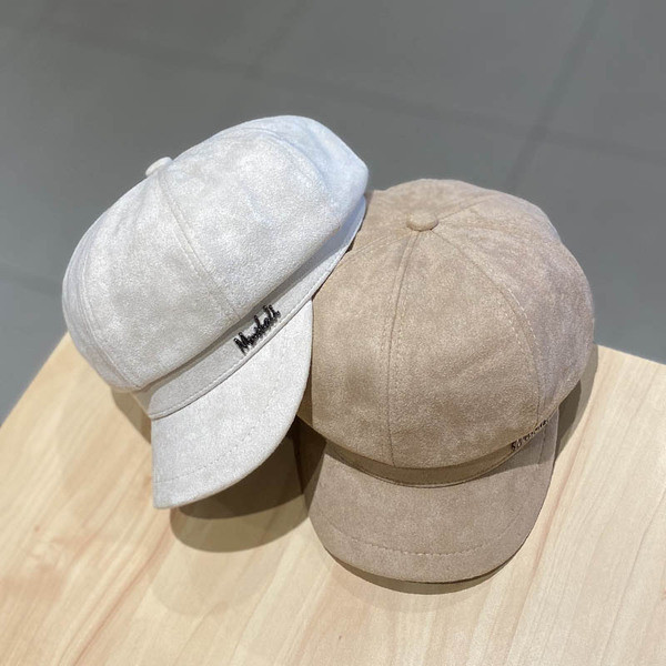 Modern női bársony sapka fém felirattal és napellenzővel