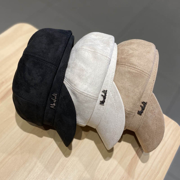 Modern női bársony sapka fém felirattal és napellenzővel