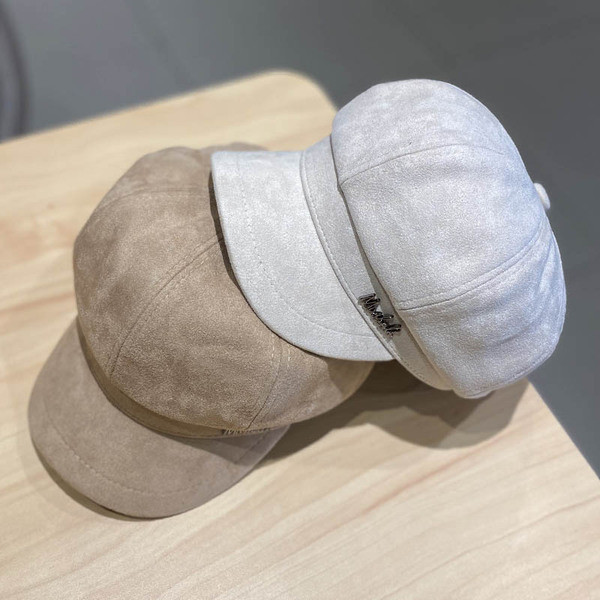 Modern női bársony sapka fém felirattal és napellenzővel