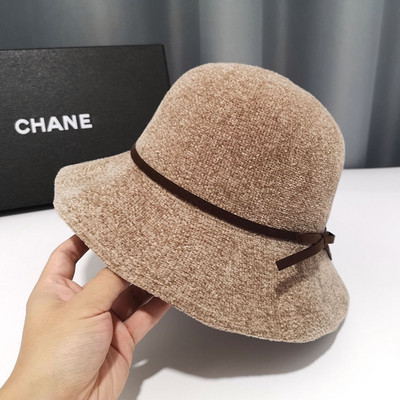 Moderna ženska kapa sa trakom pogodna za jesen i zimu