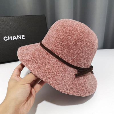 Moderna ženska kapa sa trakom pogodna za jesen i zimu