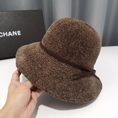 Moderna ženska kapa sa trakom pogodna za jesen i zimu