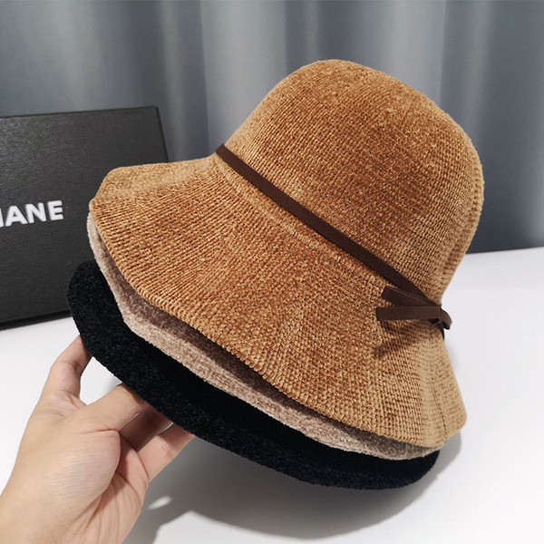 Moderna ženska kapa sa trakom pogodna za jesen i zimu