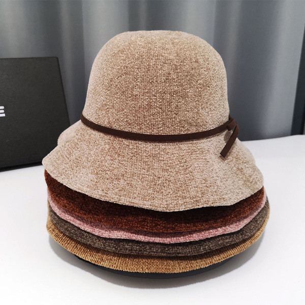 Moderna ženska kapa sa trakom pogodna za jesen i zimu