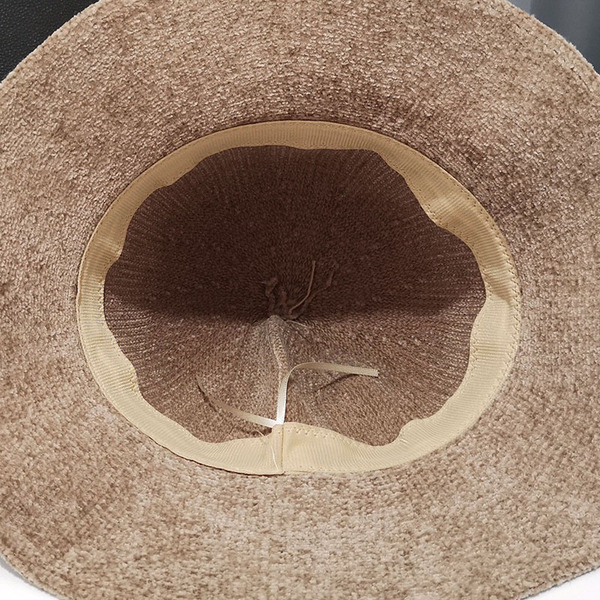 Moderna ženska kapa sa trakom pogodna za jesen i zimu