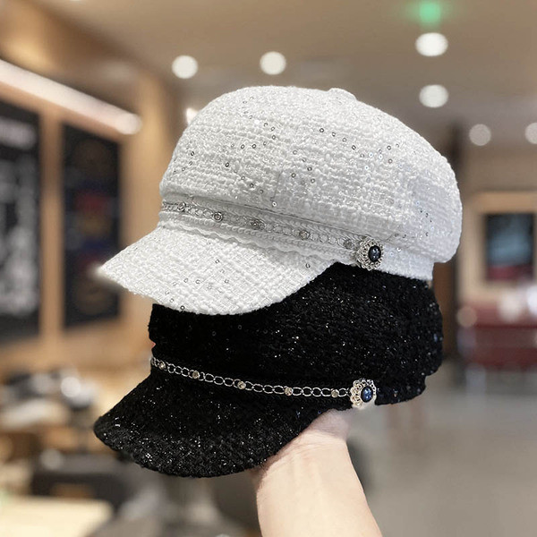 ÚJ Modell női kalap flitterrel és fém lánccal