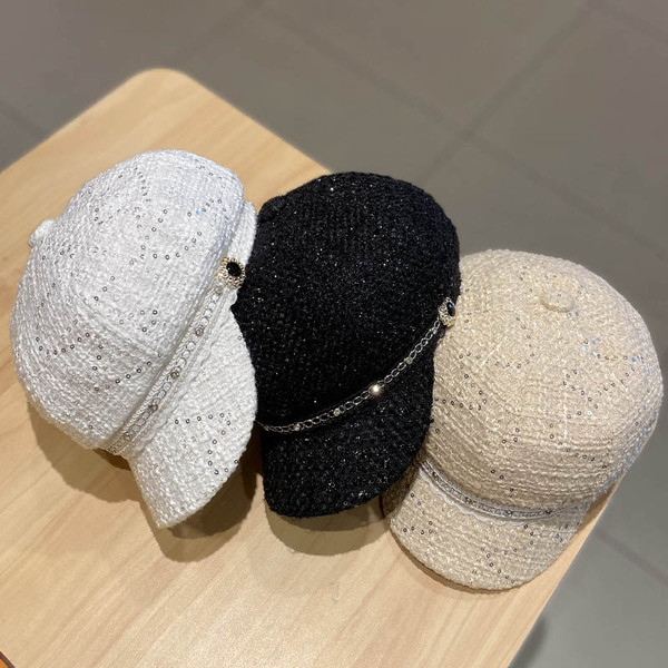 ÚJ Modell női kalap flitterrel és fém lánccal