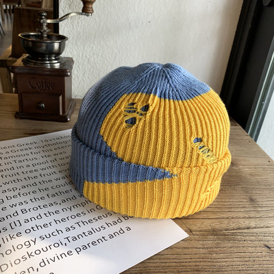 Γυναικείο πλεκτό καπέλο με σκισμένα μοτίβα