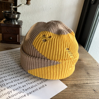 Γυναικείο πλεκτό καπέλο με σκισμένα μοτίβα