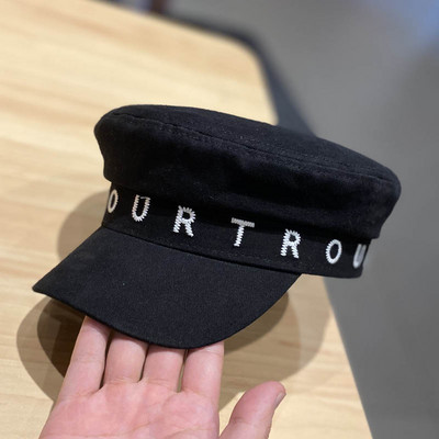 Női sapka típus hímzett felirattal