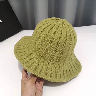 Πλεκτό γυναικείο καπέλο νέο μοντέλο κατάλληλο για το χειμώνα