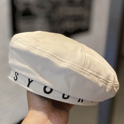 Női barett típusú sapka hímzéssel