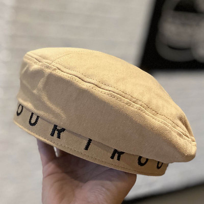 Női barett típusú sapka hímzéssel