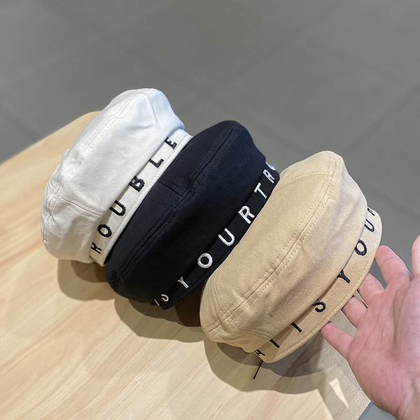 Női barett típusú sapka hímzéssel